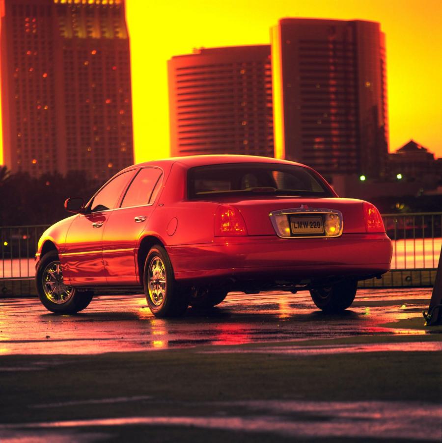  Lincoln Town Car 1998 года  (фото 46 из 77)